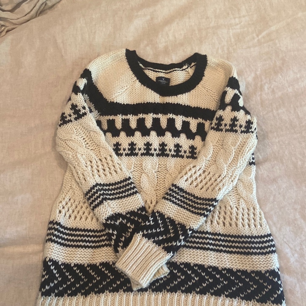 American Eagle woven sweater. Petite small. Gently worn. Creamy white and navy.